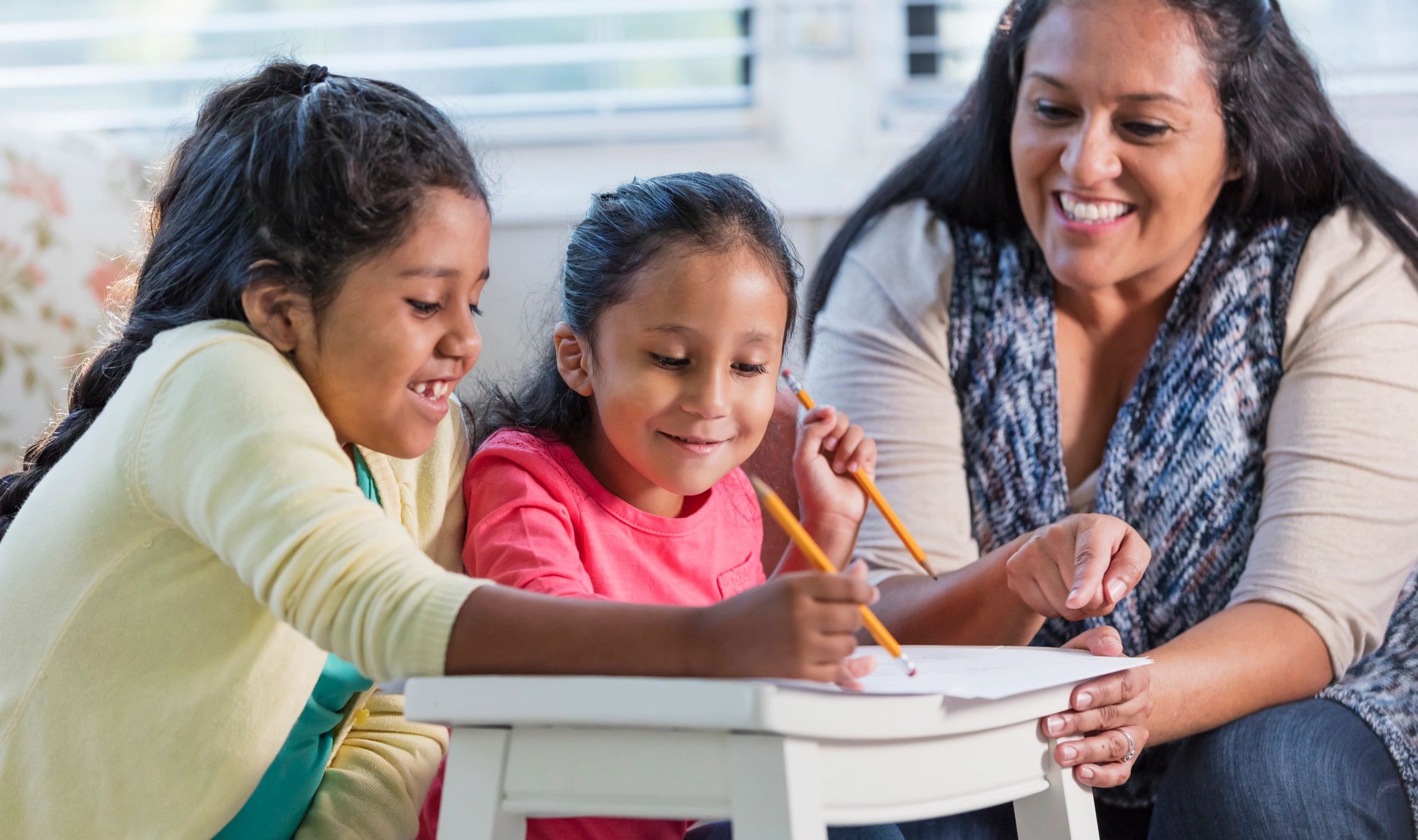 Persona cuidadora acompañando a niñas y niños en un momento de aprendizaje emocional