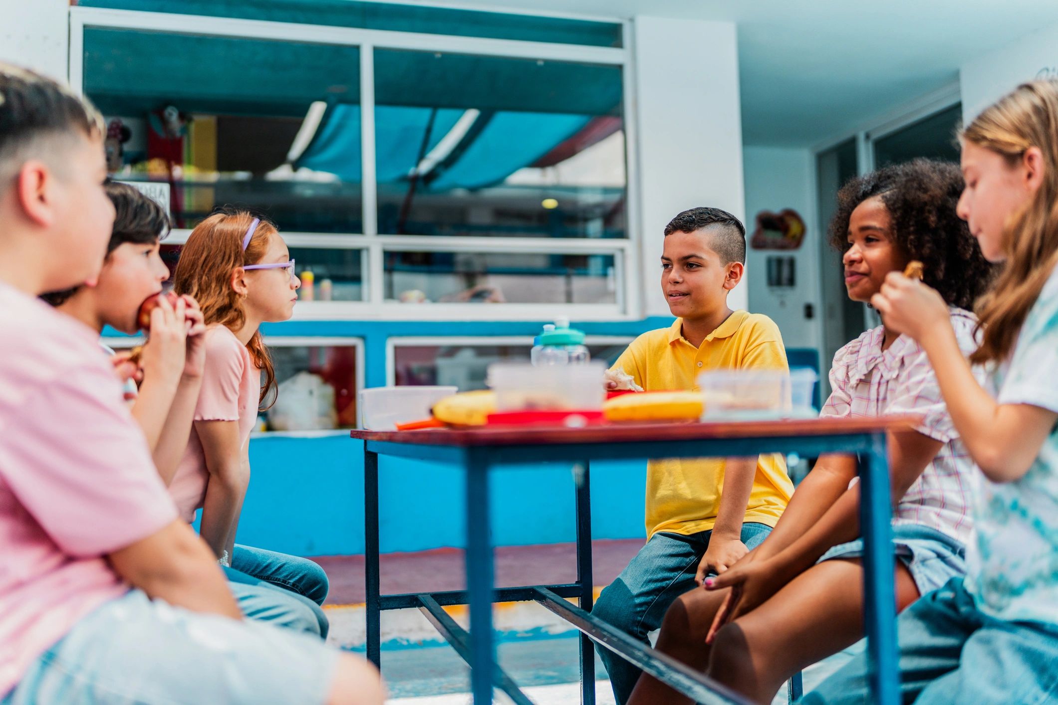 Niñas y niños colaborando en una actividad de aprendizaje escolar
