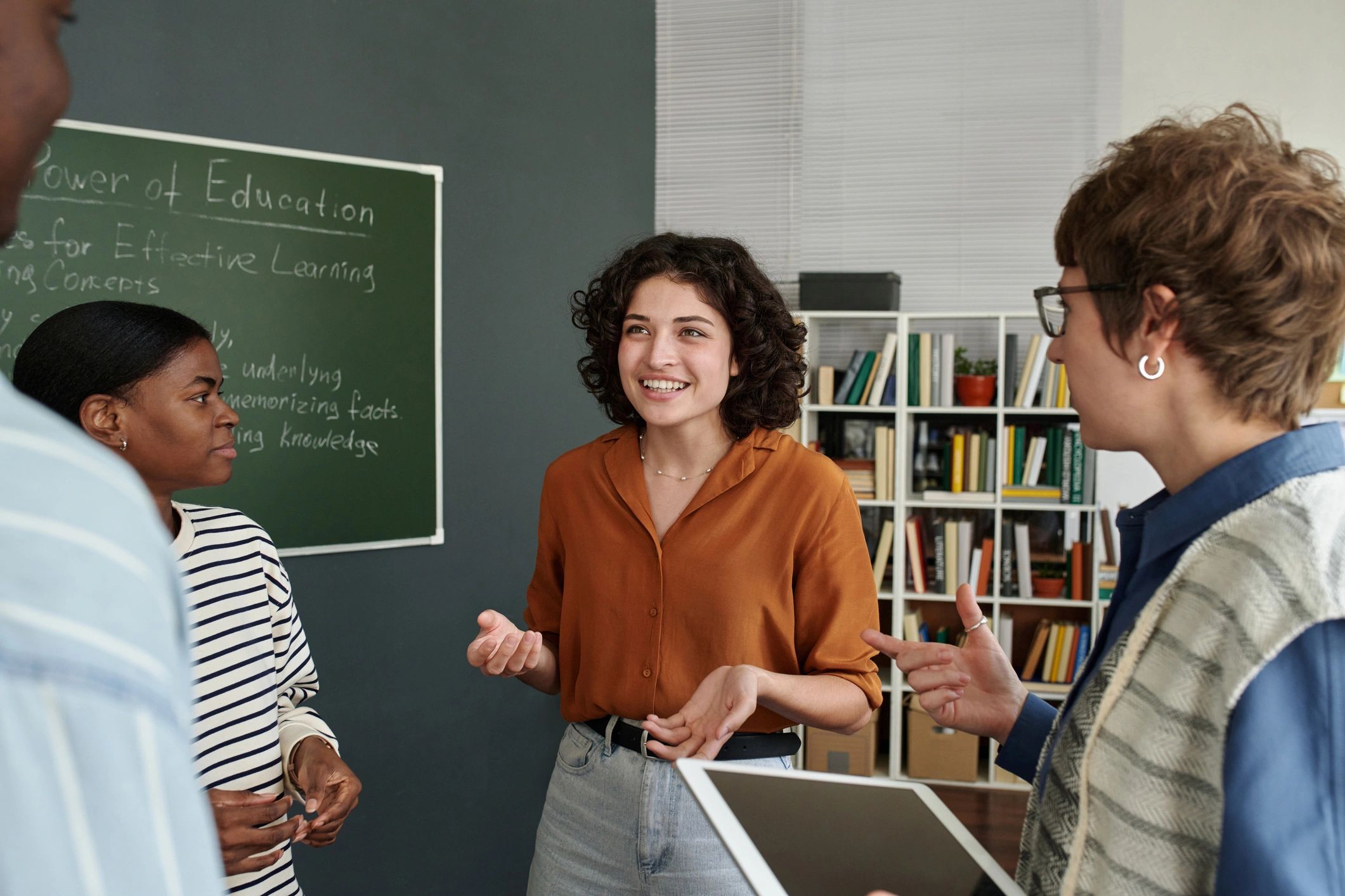 Profesionales colaborando en conceptos de innovación educativa