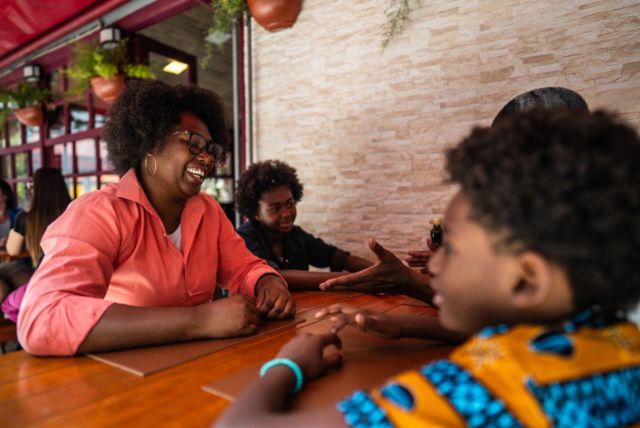 Familia participando en una actividad creativa de conversación