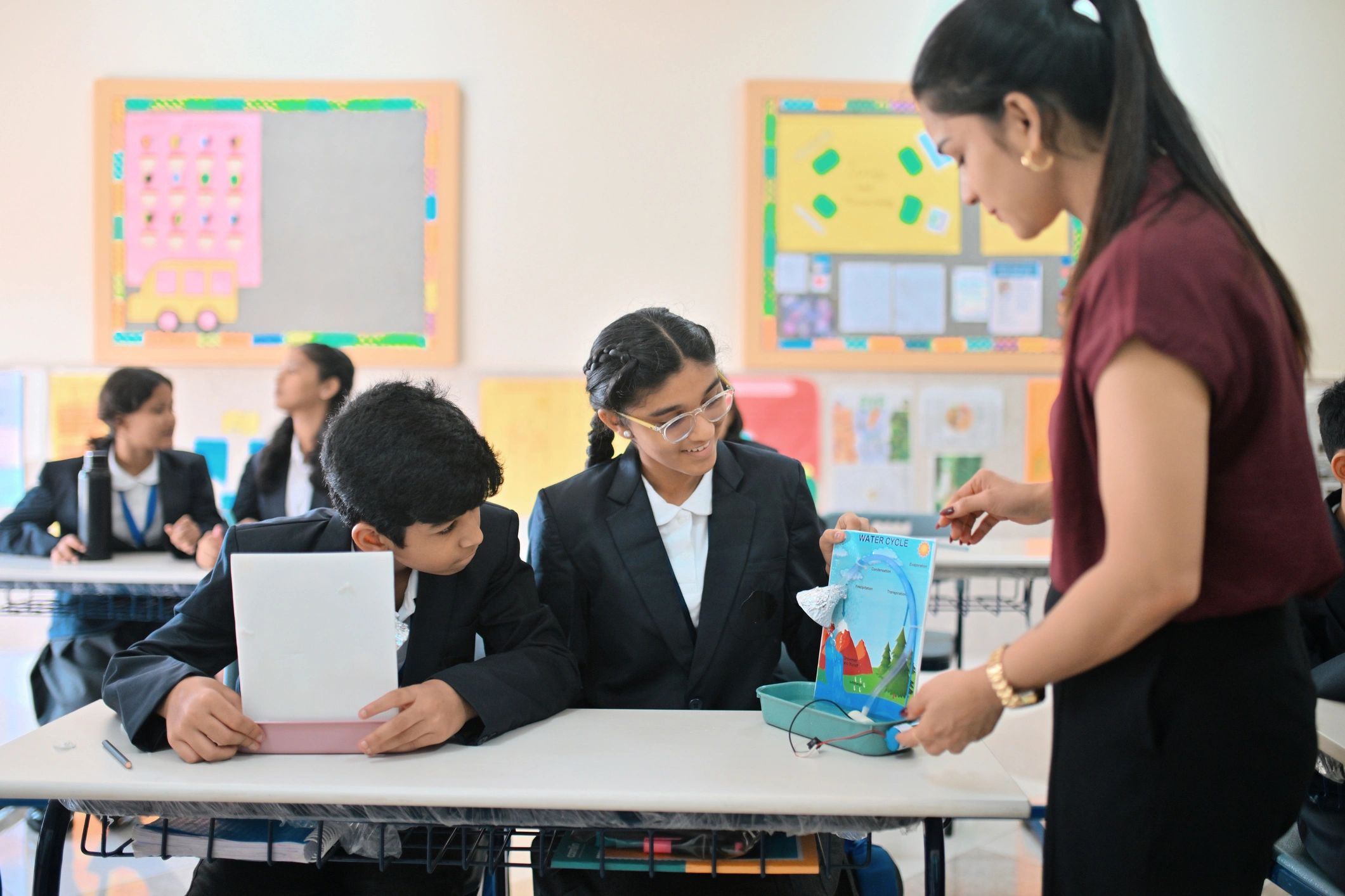 Docente guiando a estudiantes en un aprendizaje práctico