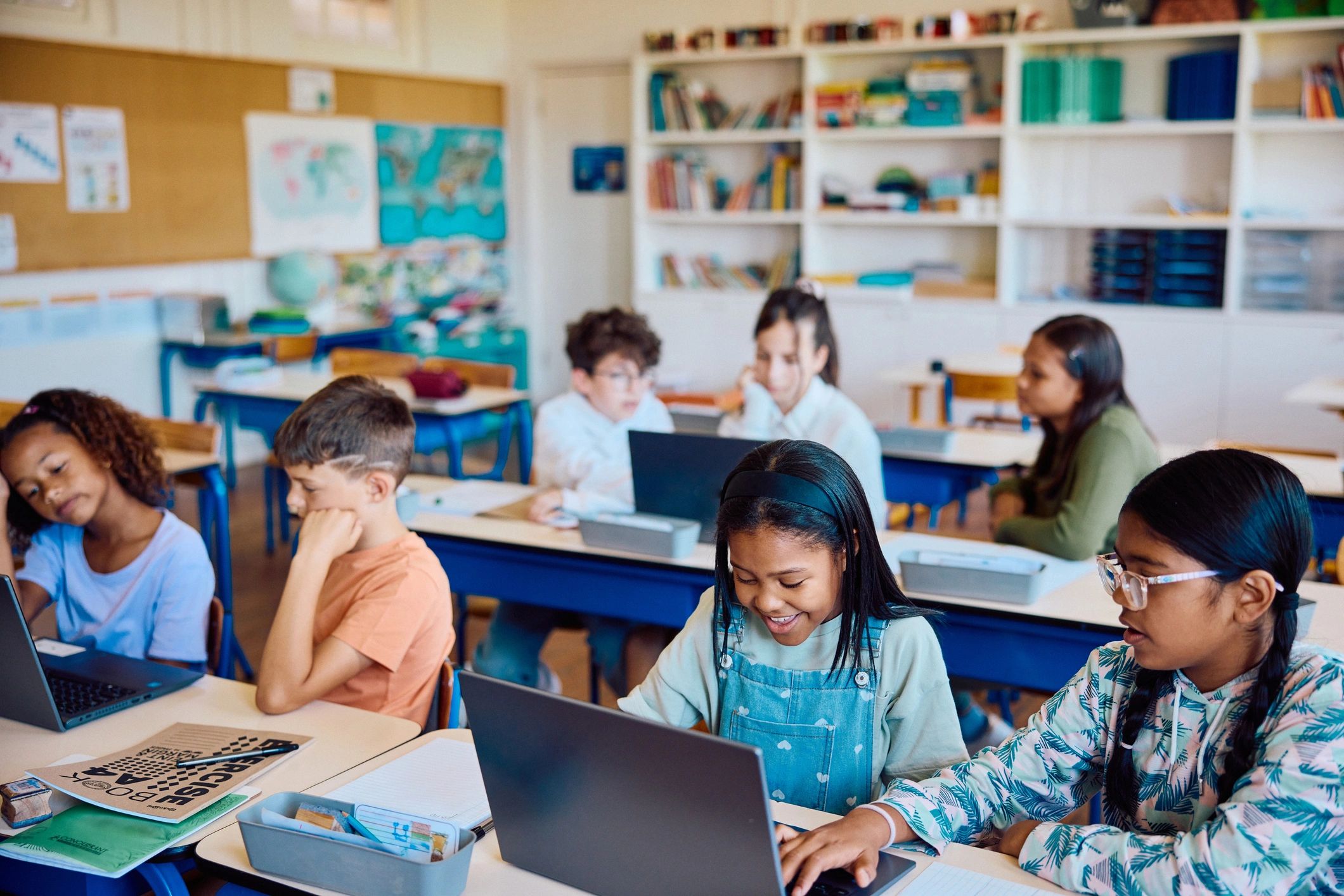 Niños aprendiendo juntos con herramientas digitales