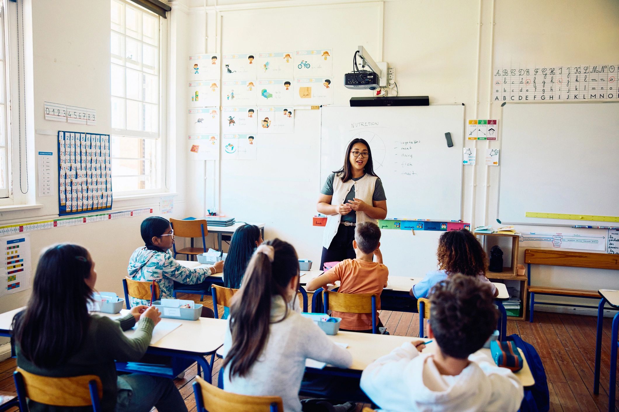 Docente liderando un taller colaborativo en el aula