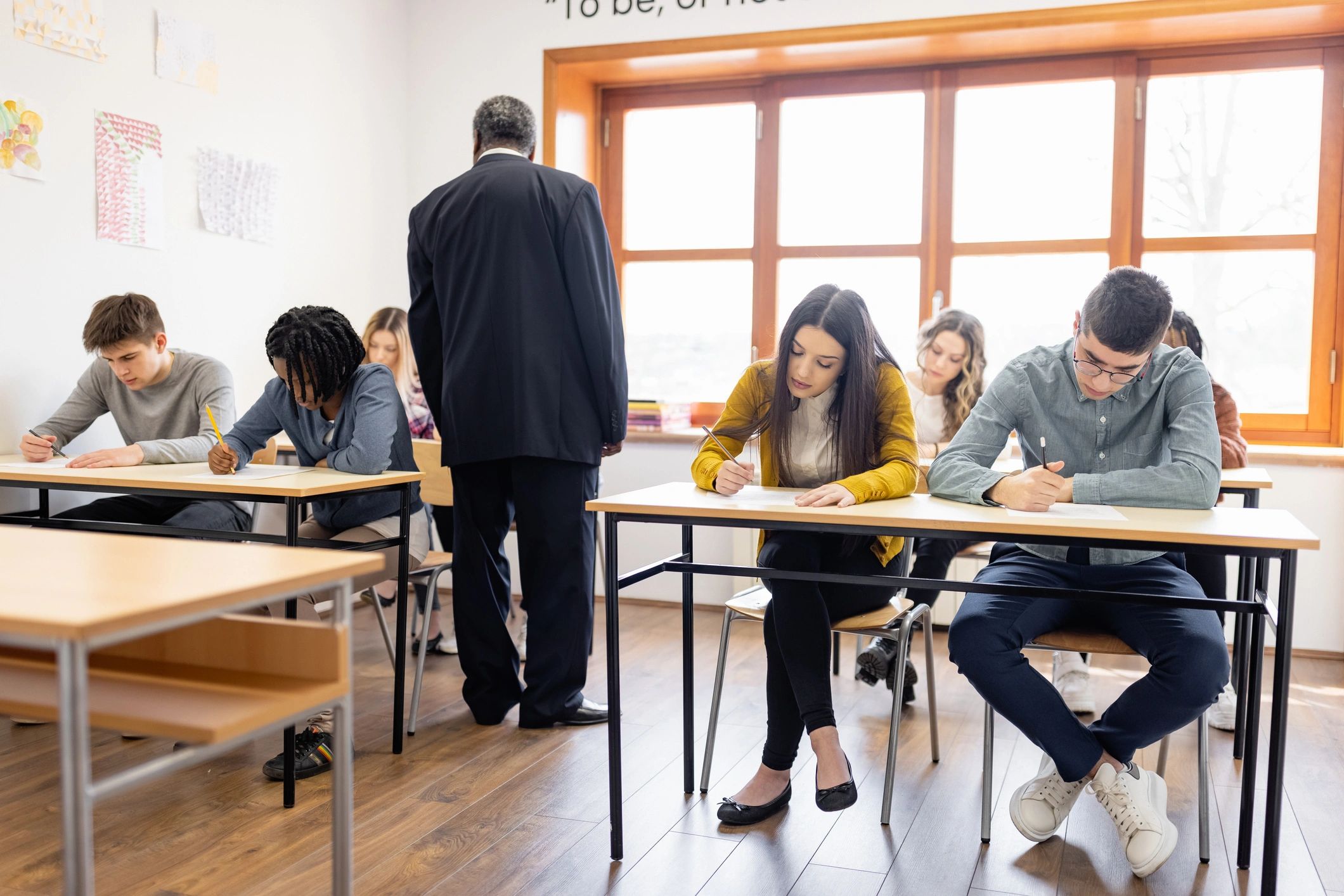 Estudiantes trabajando con materiales impresos de aprendizaje en clase